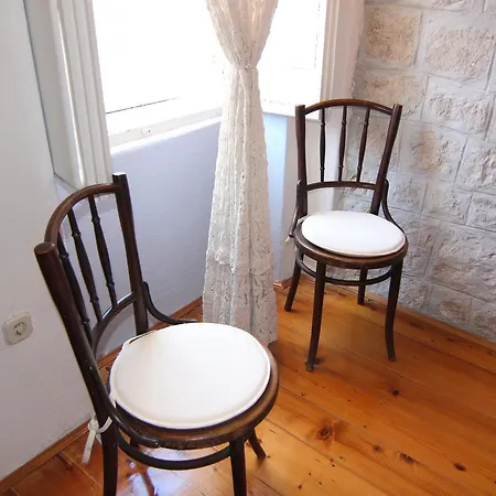 友苏拉公寓 3* 帕格